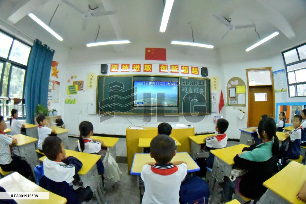 Pupils Watch Shenzhou XVII Spacecraft Launch