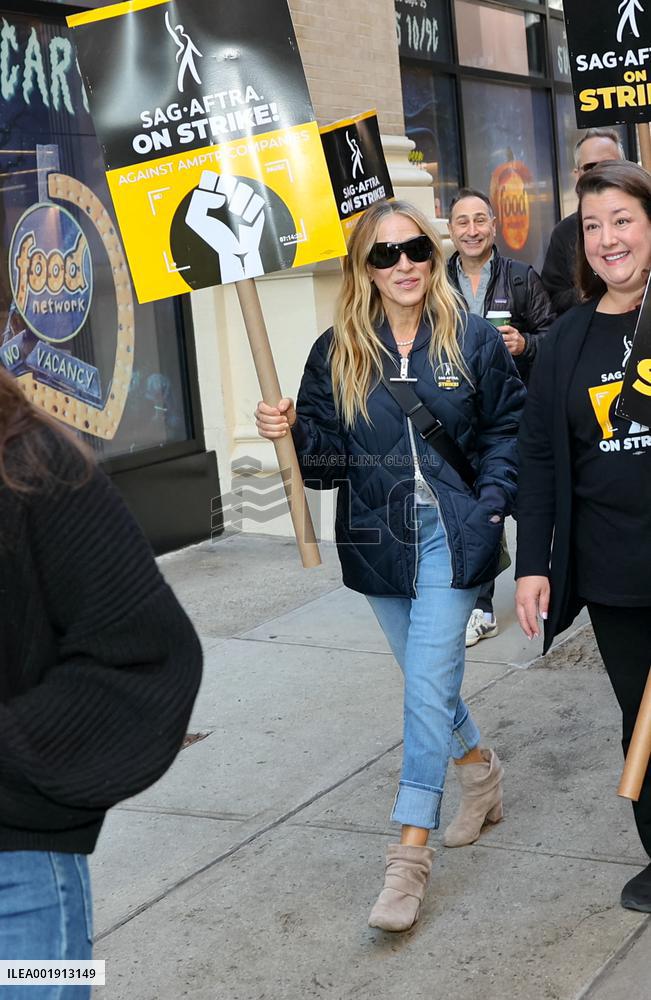 Sarah Jessica Parker Joins The Picket Line - NYC
