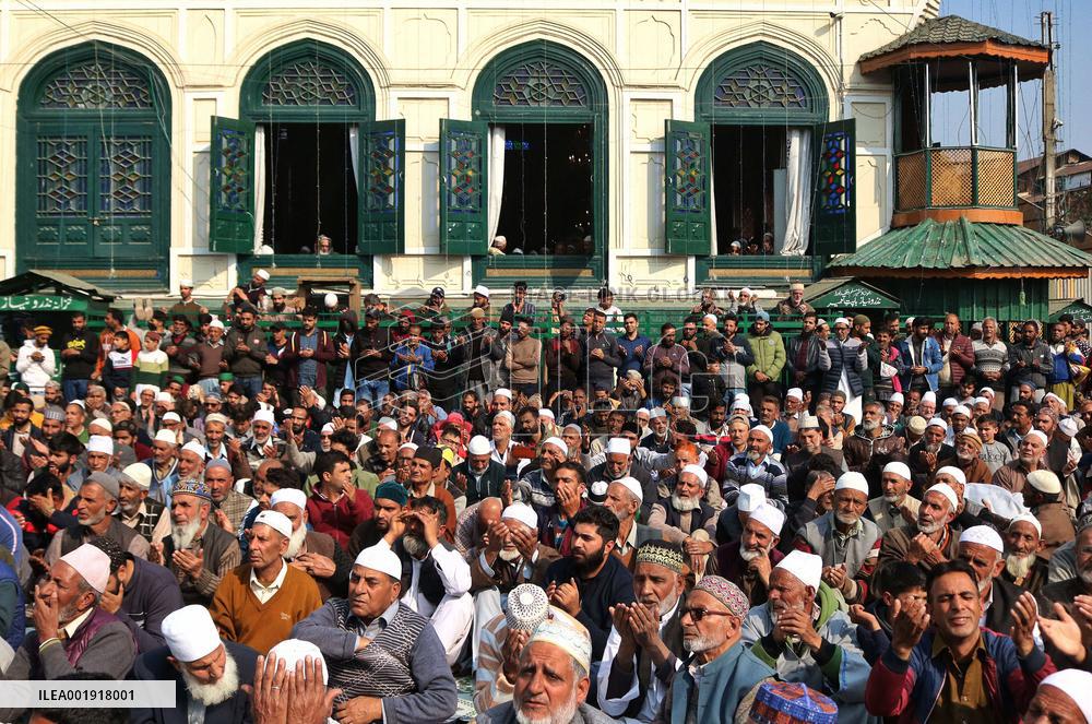 Kashmiri Muslims Pray - India