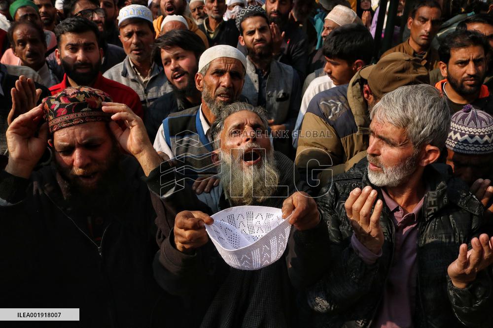Kashmiri Muslims Pray - India