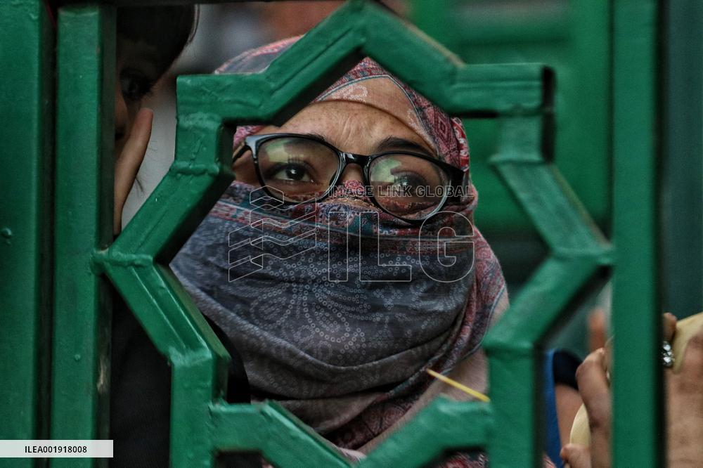 Kashmiri Muslims Pray - India