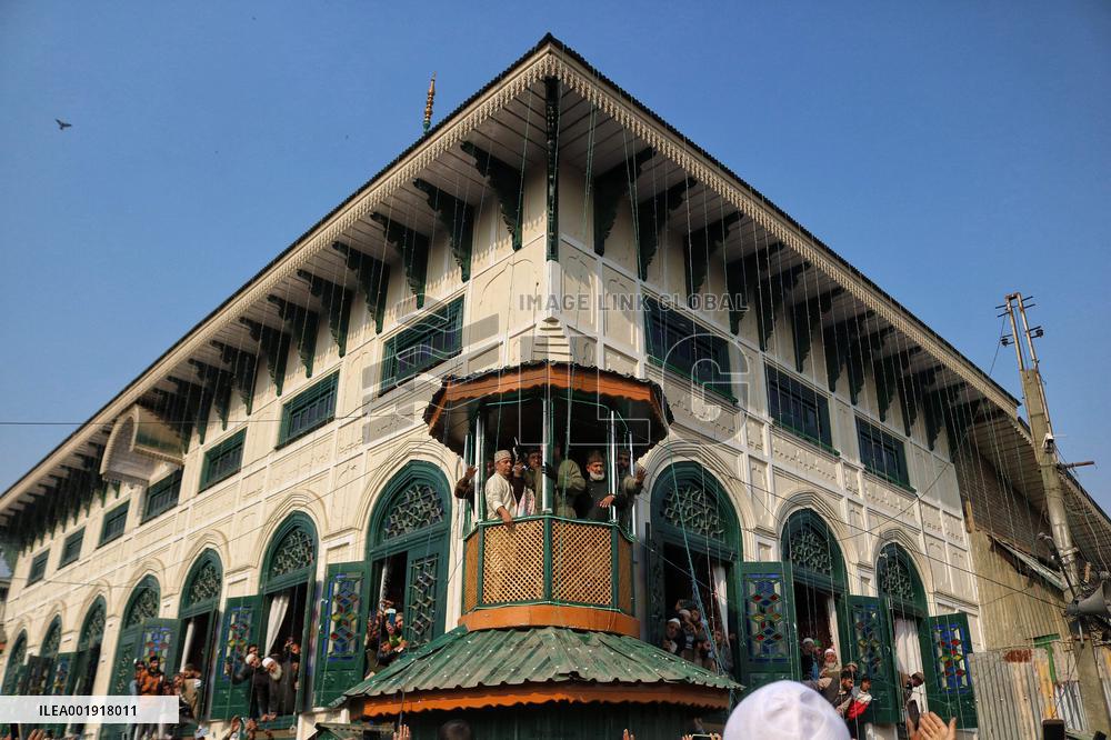 Kashmiri Muslims Pray - India