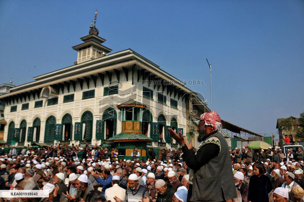 Kashmiri Muslims Pray - India
