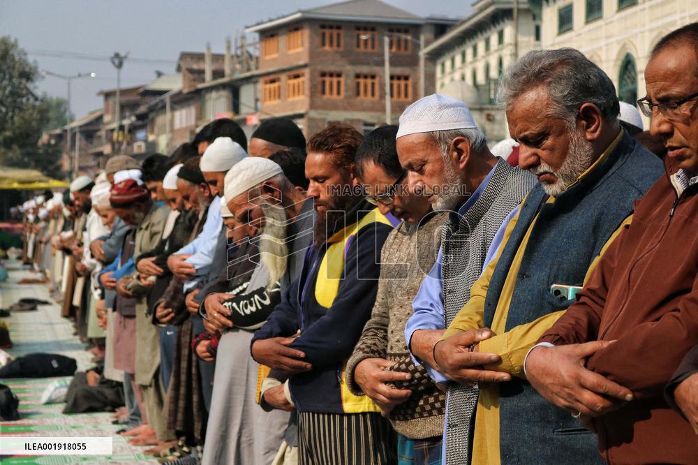 Kashmiri Muslims Pray - India