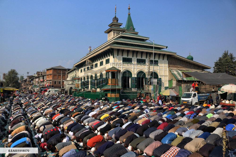 Kashmiri Muslims Pray - India