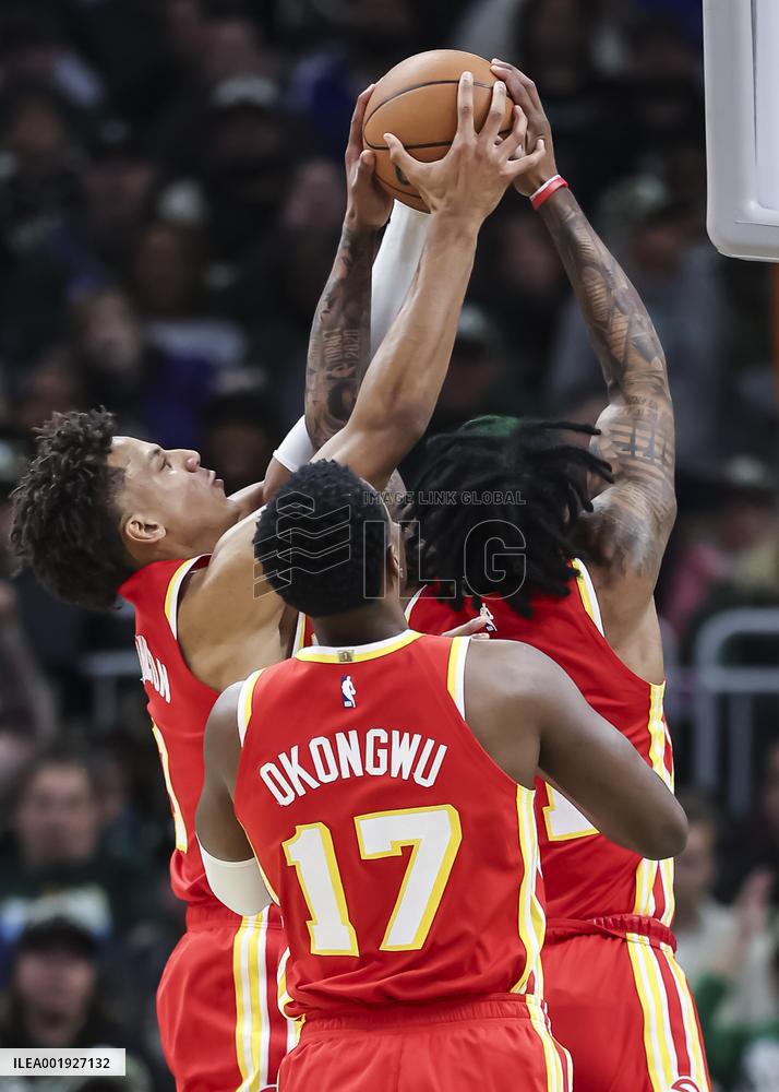 (SP)U.S.-MILWAUKEE-BASKETBALL-NBA-HAWKS VS BUCKS