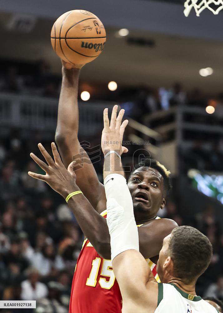 (SP)U.S.-MILWAUKEE-BASKETBALL-NBA-HAWKS VS BUCKS