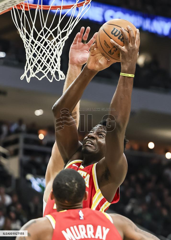 (SP)U.S.-MILWAUKEE-BASKETBALL-NBA-HAWKS VS BUCKS