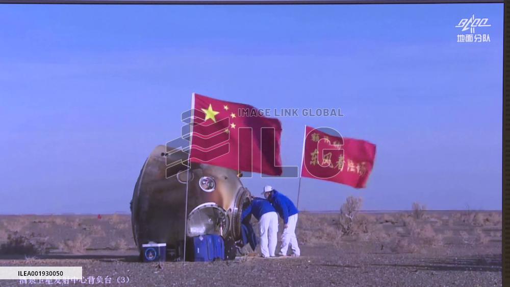 Chinese astronaut Jing Haipeng out of re-entry capsule