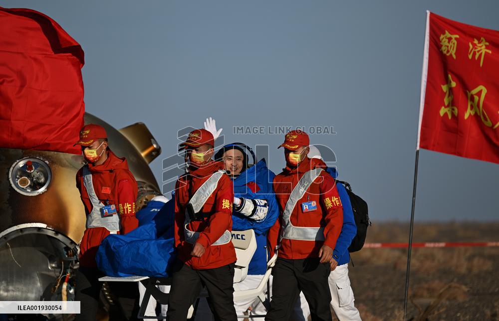 (EyesonSci) CHINA-SHENZHOU-16-RETURN (CN)