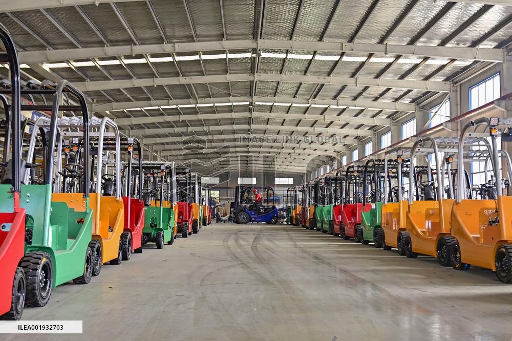 Workers Assembles Electric Forklift Trucks in Qingzhou