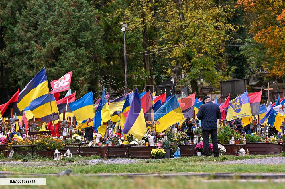 Prayer for perished Ukrainian military personnel in Lviv
