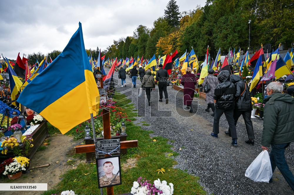 Prayer for perished Ukrainian military personnel in Lviv
