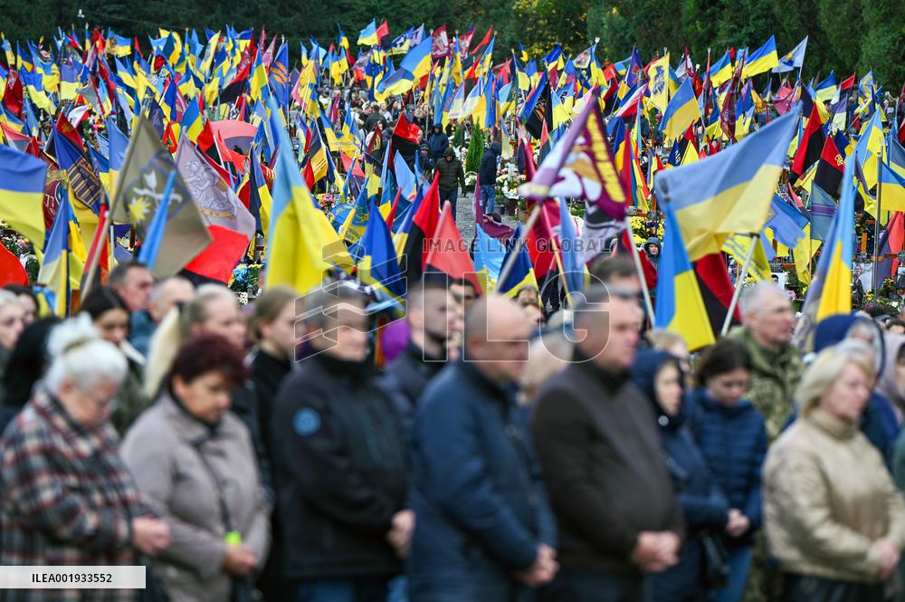 Prayer for perished Ukrainian military personnel in Lviv