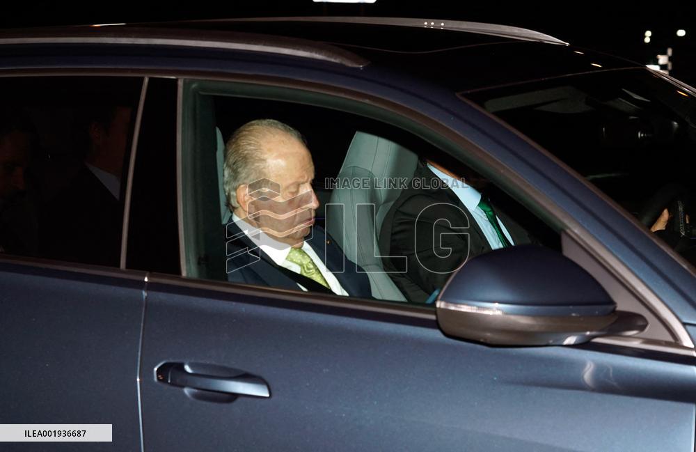 King Juan Carlos arrives at the airport to return to Abu Dhabi - Madrid
