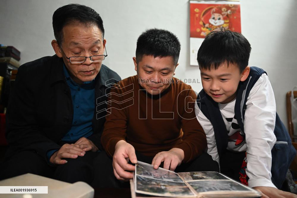 (MASTER OF CRAFTS) CHINA-ANHUI-SHEXIAN COUNTY-HUIZHOU INK-INHERITOR (CN)