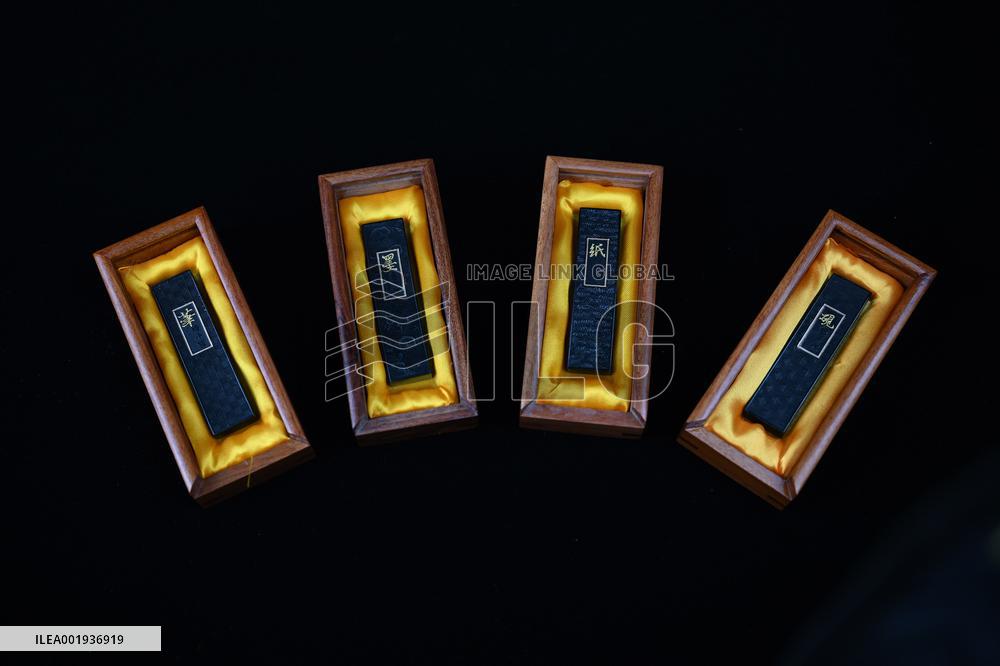 (MASTER OF CRAFTS) CHINA-ANHUI-SHEXIAN COUNTY-HUIZHOU INK-INHERITOR (CN)