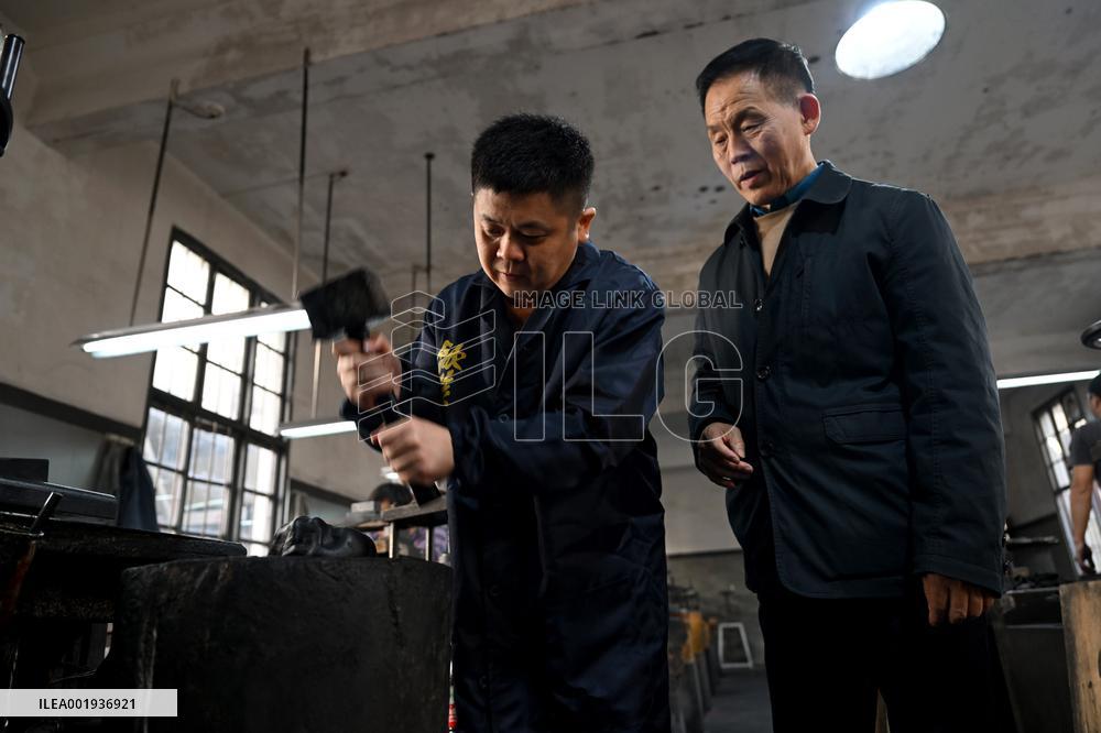 (MASTER OF CRAFTS) CHINA-ANHUI-SHEXIAN COUNTY-HUIZHOU INK-INHERITOR (CN)