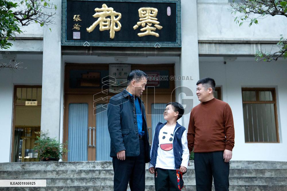 (MASTER OF CRAFTS) CHINA-ANHUI-SHEXIAN COUNTY-HUIZHOU INK-INHERITOR (CN)