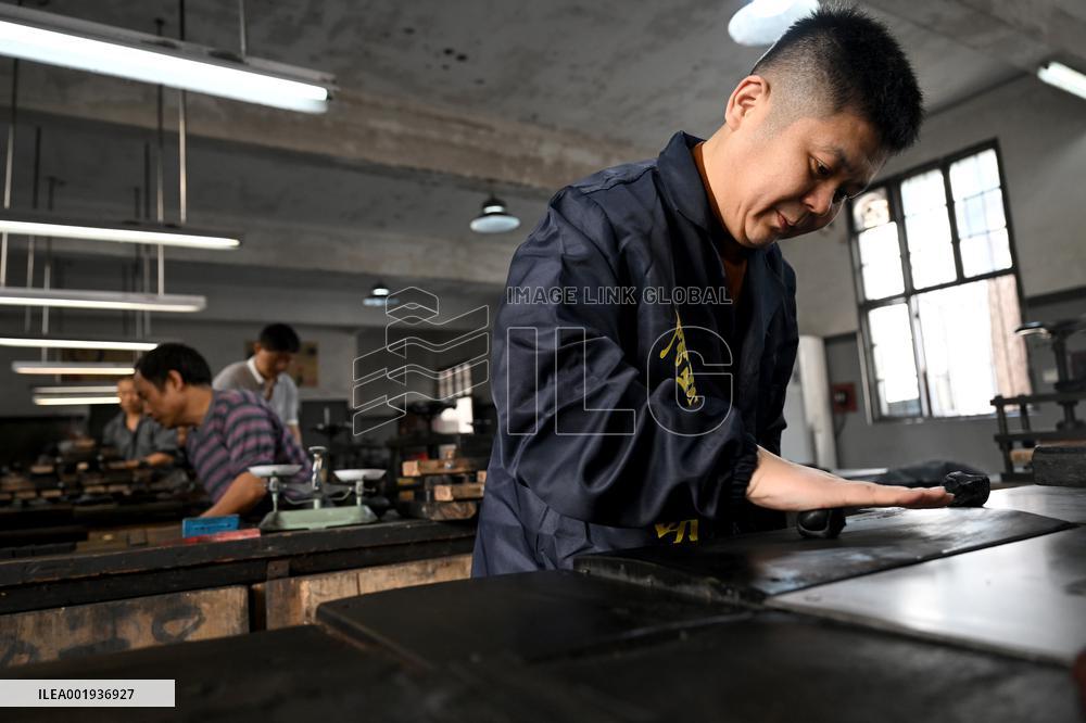(MASTER OF CRAFTS) CHINA-ANHUI-SHEXIAN COUNTY-HUIZHOU INK-INHERITOR (CN)