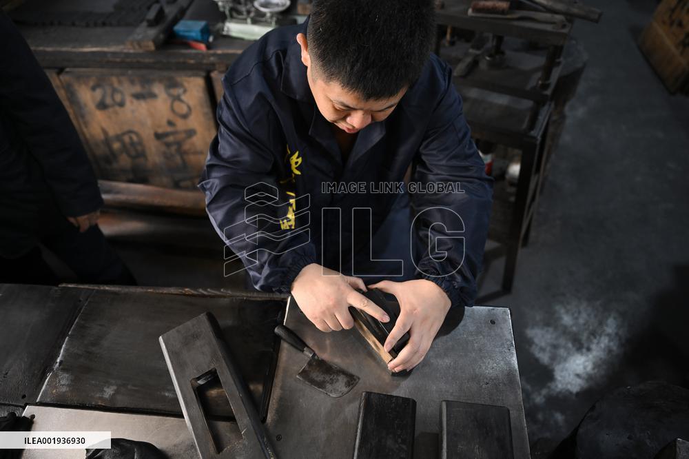 (MASTER OF CRAFTS) CHINA-ANHUI-SHEXIAN COUNTY-HUIZHOU INK-INHERITOR (CN)