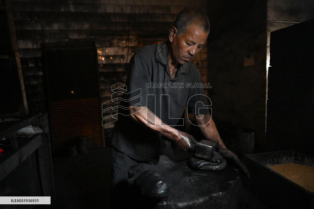 (MASTER OF CRAFTS) CHINA-ANHUI-SHEXIAN COUNTY-HUIZHOU INK-INHERITOR (CN)