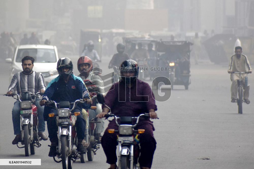 PAKISTAN-LAHORE-WEATHER-SMOG