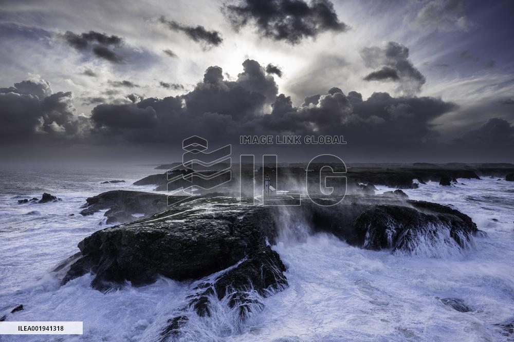 Storm Ciaran Hits France