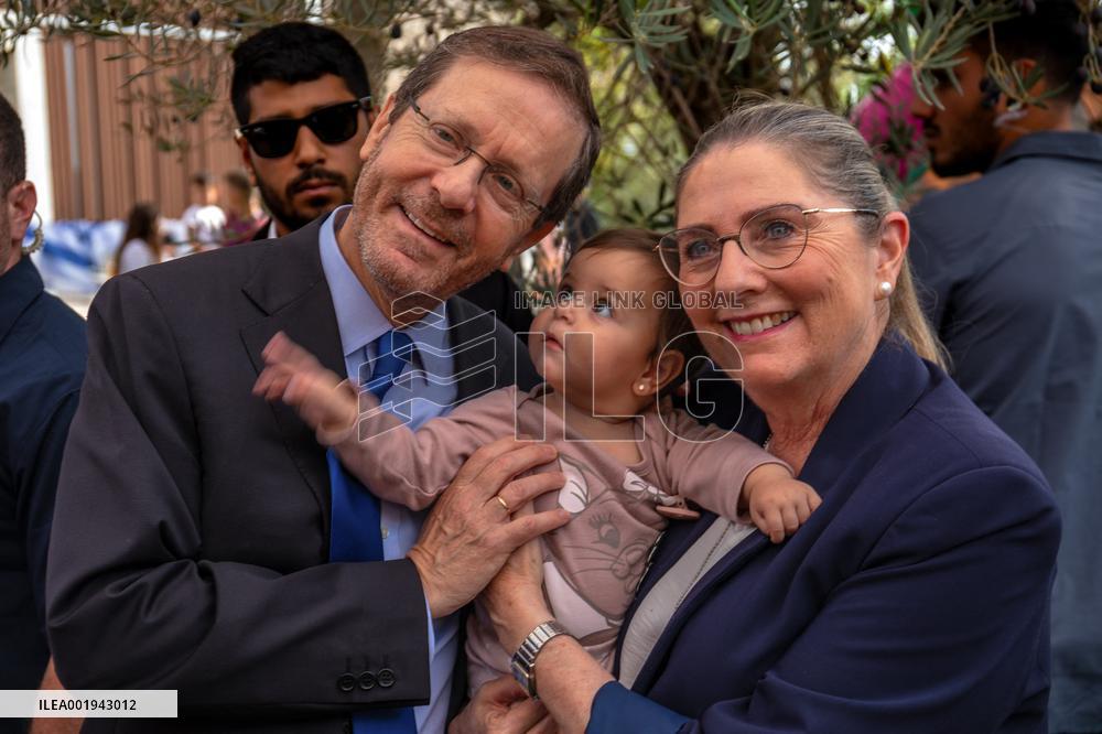 President Herzog Visits Evacuees In Jerusalem