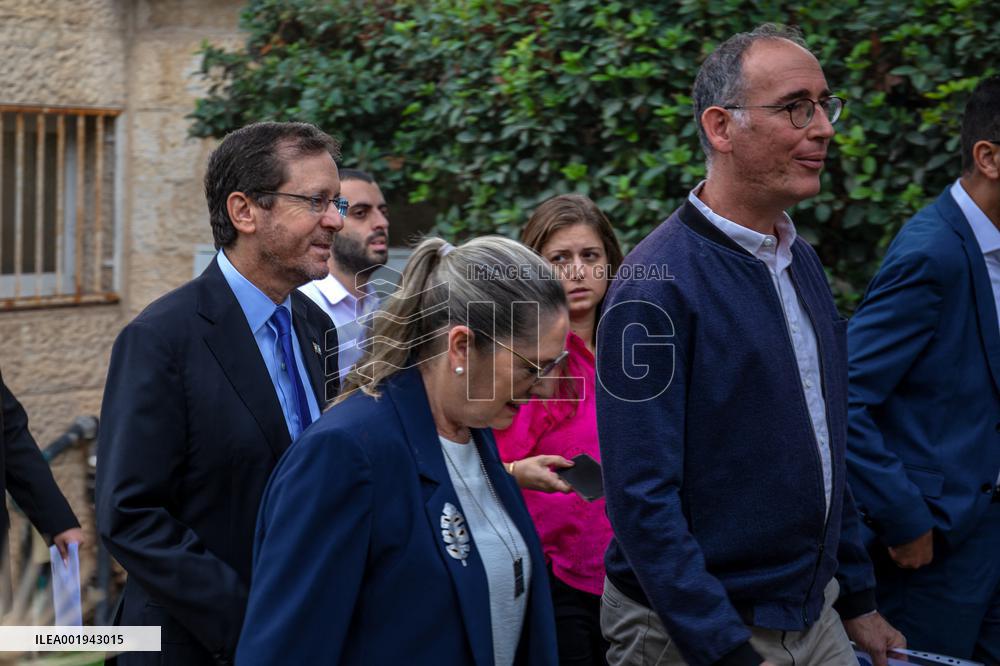 President Herzog Visits Evacuees In Jerusalem