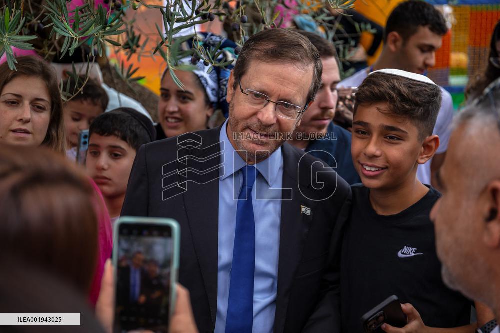 President Herzog Visits Evacuees In Jerusalem