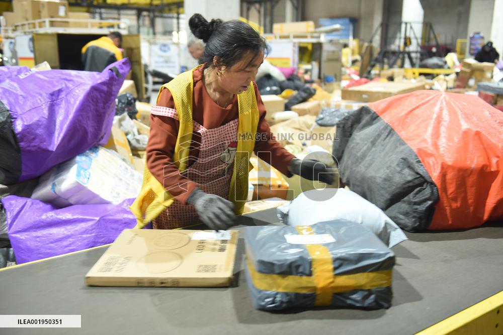 Double 11 Shopping Carnival Logistics Peak in Lianyungang