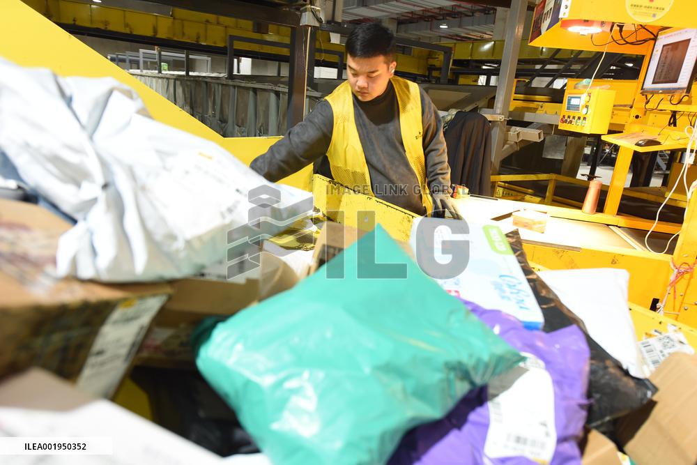 Double 11 Shopping Carnival Logistics Peak in Lianyungang