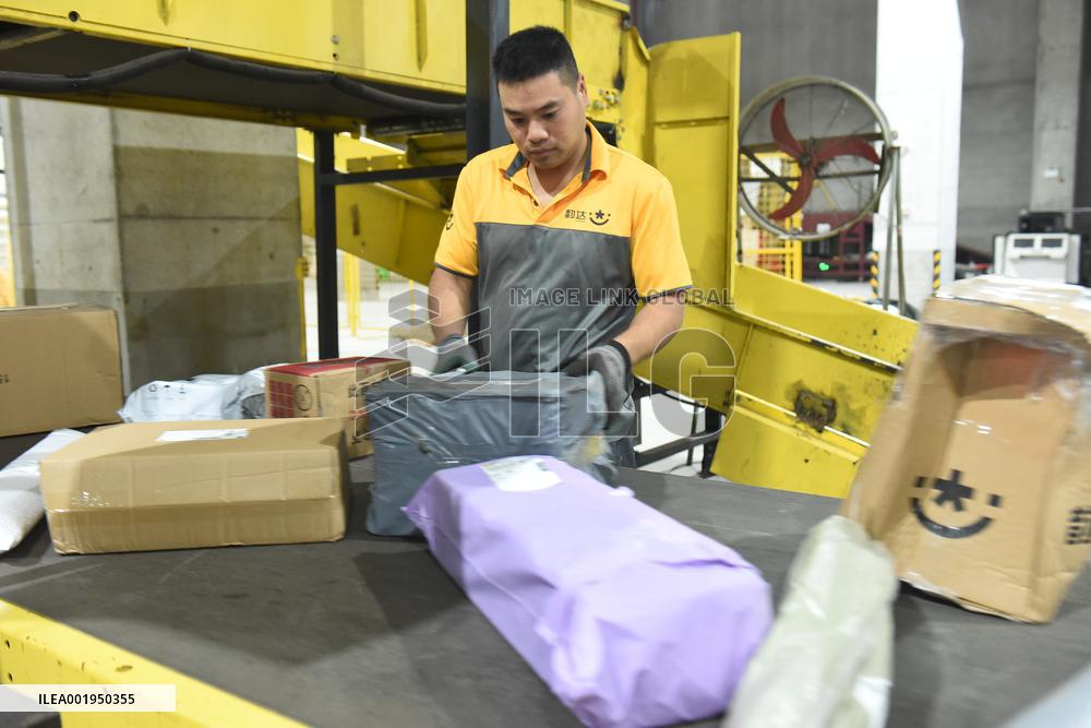 Double 11 Shopping Carnival Logistics Peak in Lianyungang