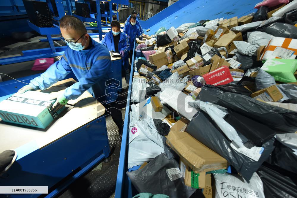 Double 11 Shopping Carnival Logistics Peak in Lianyungang