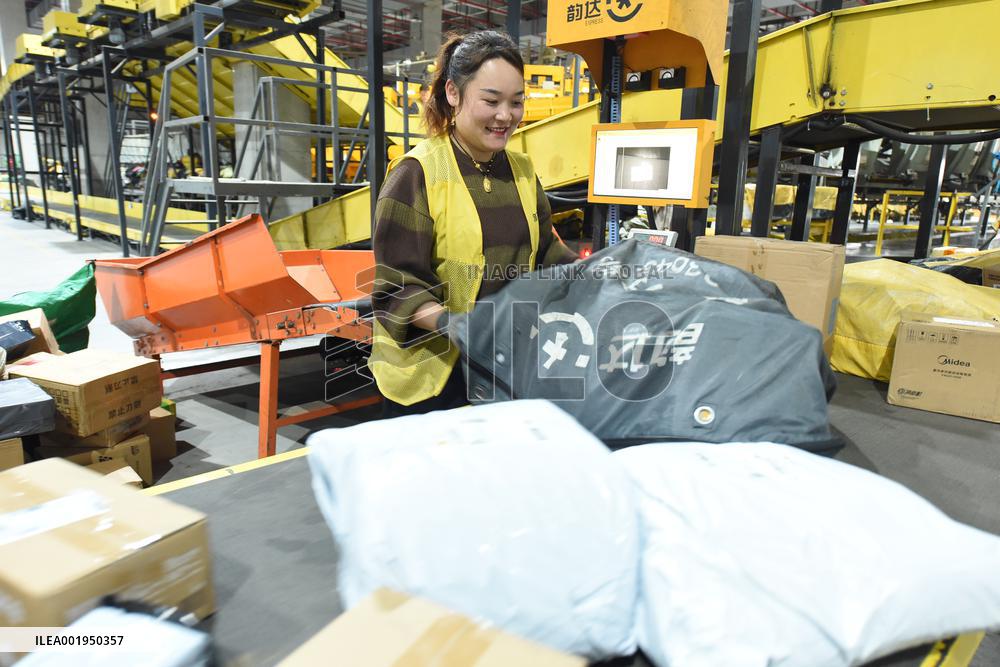 Double 11 Shopping Carnival Logistics Peak in Lianyungang