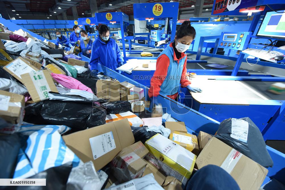 Double 11 Shopping Carnival Logistics Peak in Lianyungang