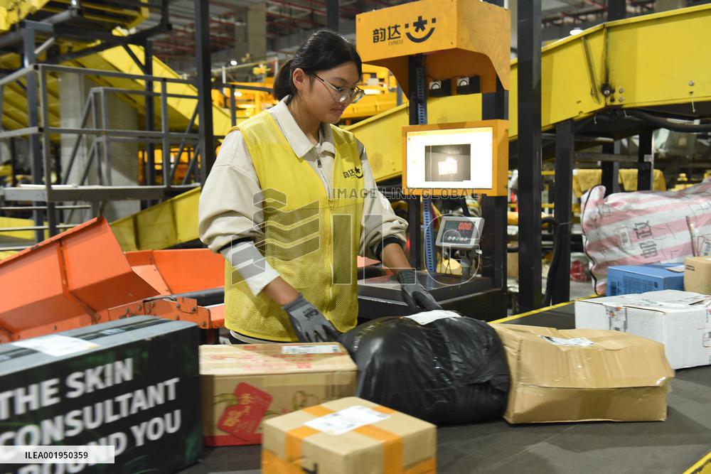 Double 11 Shopping Carnival Logistics Peak in Lianyungang