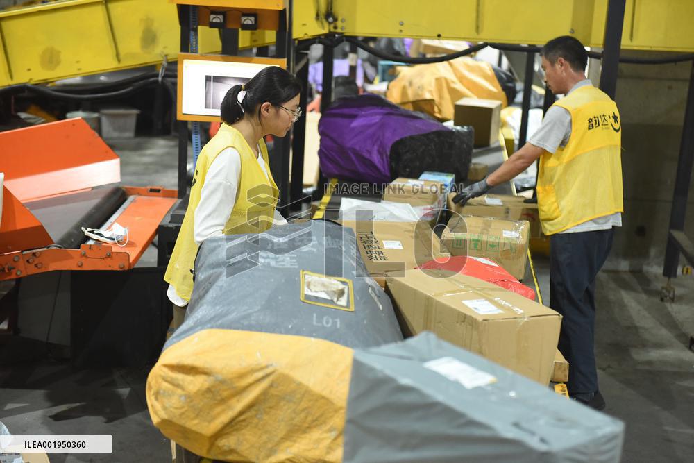 Double 11 Shopping Carnival Logistics Peak in Lianyungang