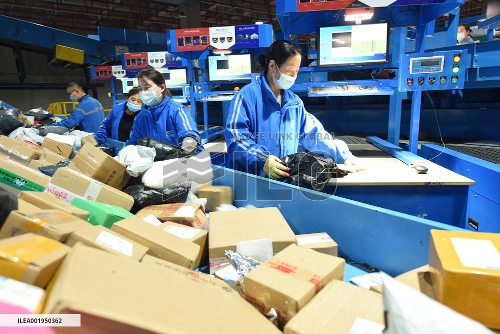 Double 11 Shopping Carnival Logistics Peak in Lianyungang