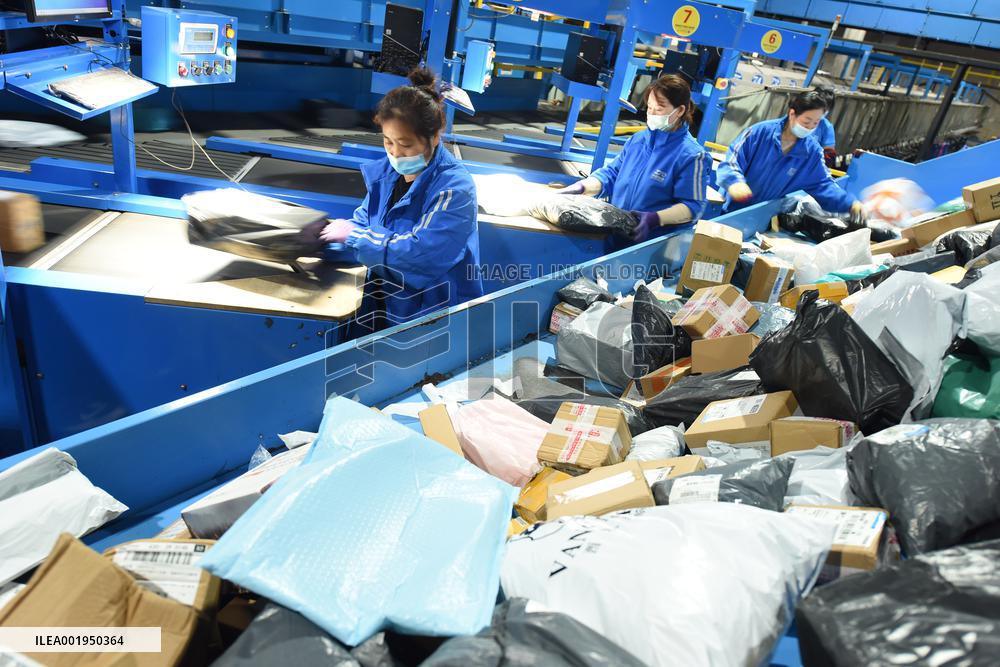 Double 11 Shopping Carnival Logistics Peak in Lianyungang