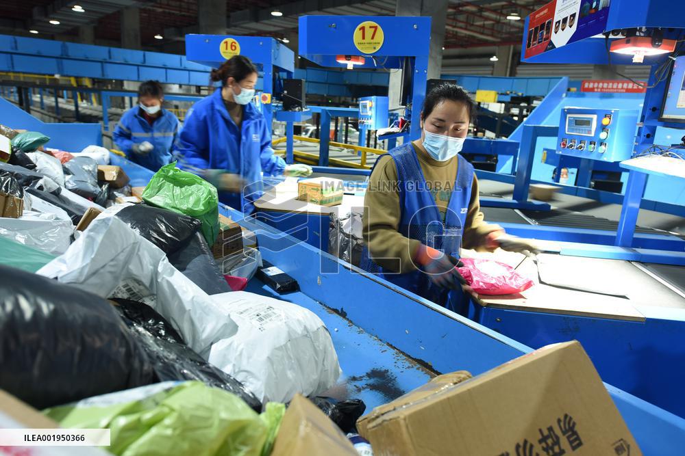 Double 11 Shopping Carnival Logistics Peak in Lianyungang