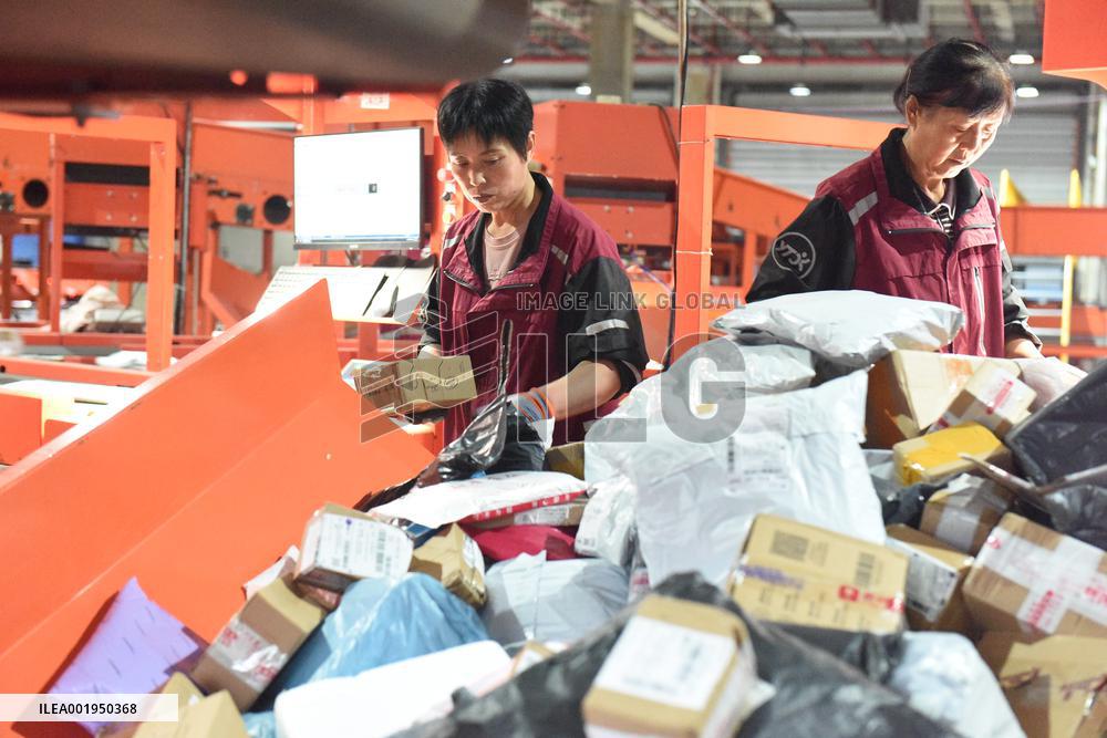Double 11 Shopping Carnival Logistics Peak in Lianyungang