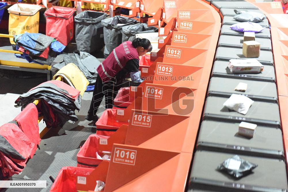 Double 11 Shopping Carnival Logistics Peak in Lianyungang