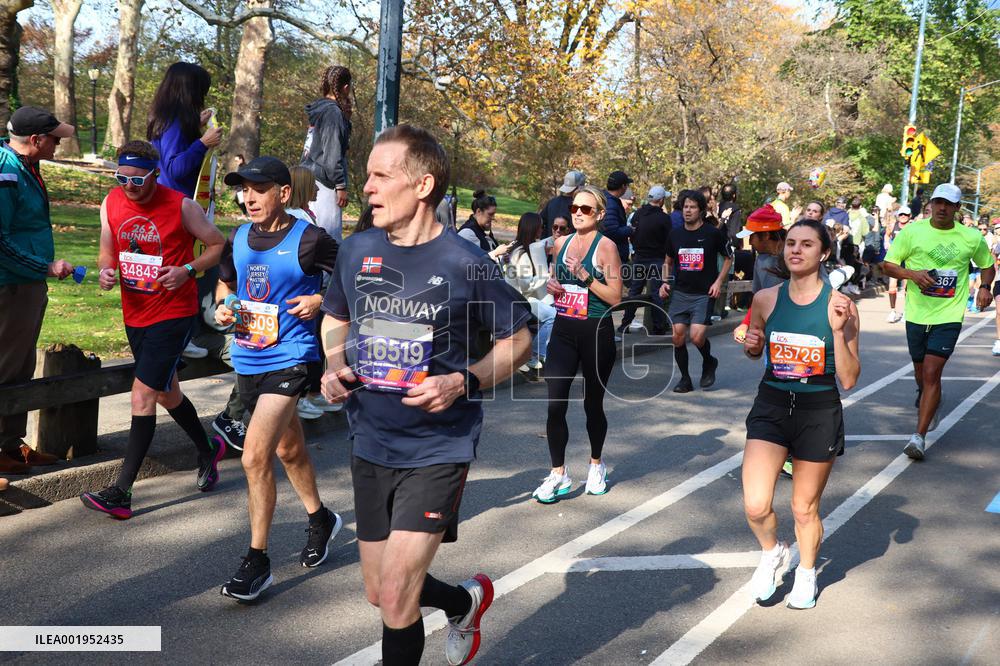 Amy Robach and TJ Holmes running the New York Marathon 2023