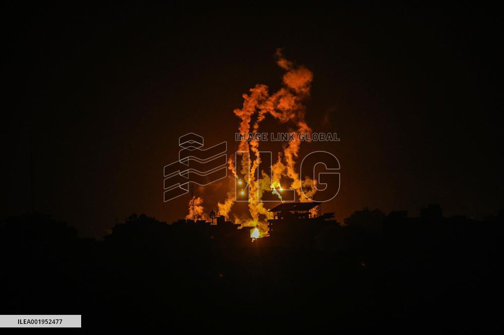 (FOCUS)MIDEAST-GAZA CITY-FLARES