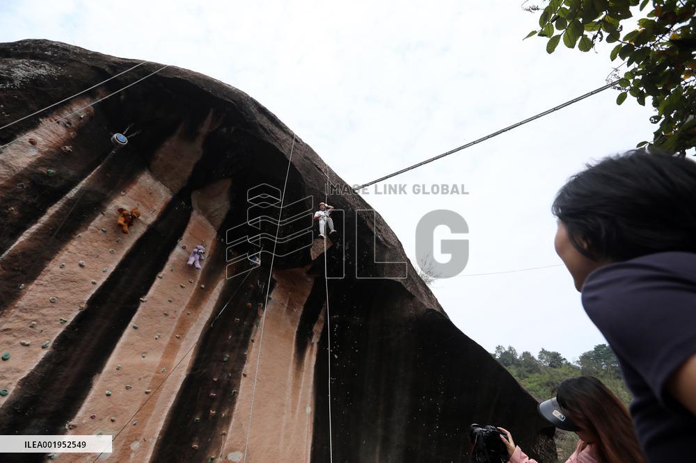 Visitors Enjoy Outdoor Activities in Zixing