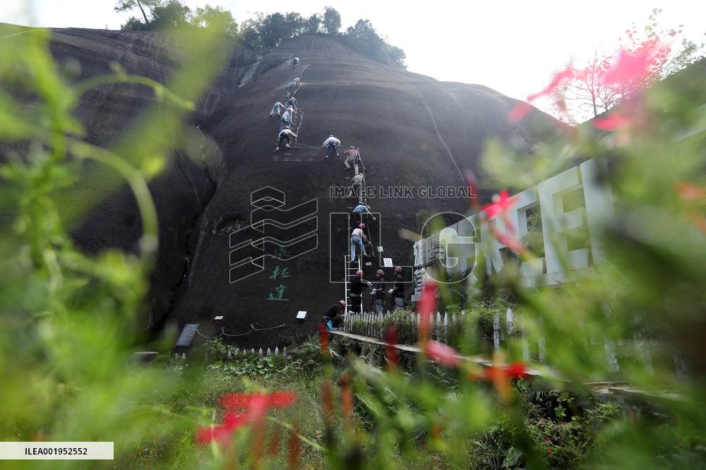 Visitors Enjoy Outdoor Activities in Zixing