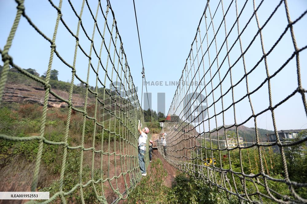 Visitors Enjoy Outdoor Activities in Zixing