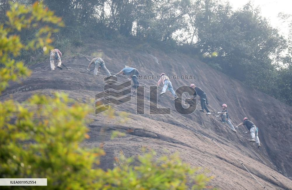 Visitors Enjoy Outdoor Activities in Zixing